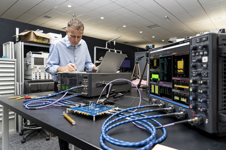 采用 Keysight M9484C VXG 四通道矢量信號(hào)發(fā)生器和四端口示波器的多通道測(cè)試解決方案